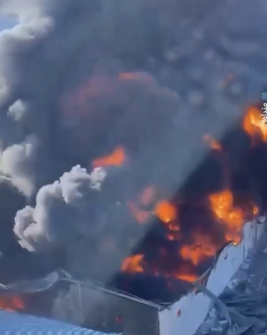 اندلاع حريق هائل نتيجة اشتعال الوقود إثر هجوم بطائرة مسيرة استهدف مخازن للزيوت تابعة لشركة بريطانية في ⁧‫أربيل‬⁩