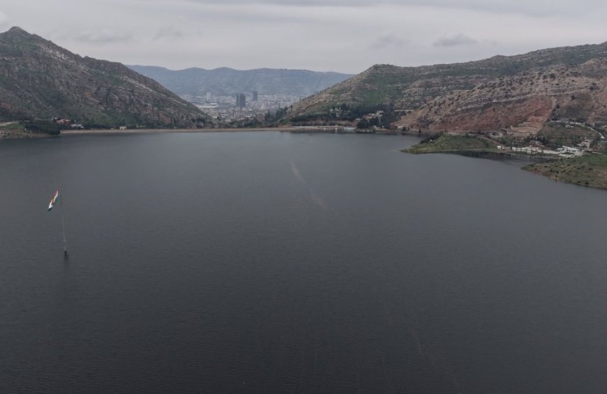 ‏تفصل سد دهوك 20 سنتيمتراً فقط عن الامتلاء الكلي، وكانت آخر مرة يفيض فيها السد في عام 2019. ويقول مدير سد دهوك إنه في حال هطول الأمطار الليلة، فمن المتوقع أن يفيض السد.