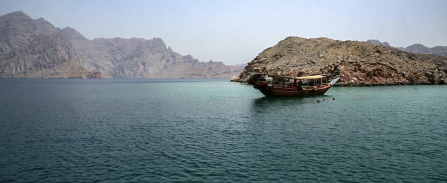 مونتي كارلو:بينما تحاصر واشنطن الموانئ الإيرانية، ورفعت طهران حصارها عن مضيق هرمز الحيوي قبل أن تعيده مجددا، قالت شركة ماريسكس اليونانية لإدارة المخاطر البحرية إن بعض شركات الشحن التي تقطعت بسفنها السبل غرب المضيق تلقت رسائل احتيالية تعد بمرور آمن في الممر المائي مقابل عملات مشفرة.