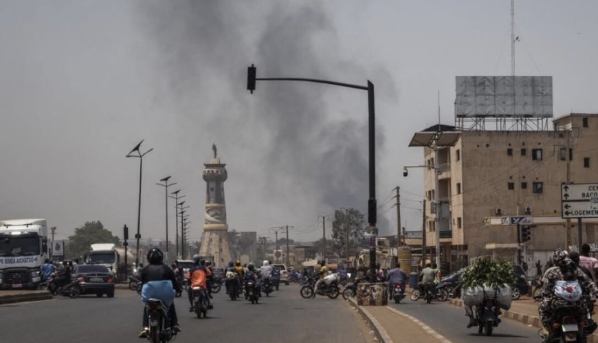 مونتي كارلو:قُتل وزير الدفاع المالي، الجنرال ساديو كامارا، مع أفراد من عائلته في هجوم بسيارة مفخخة استهدف منزله قرب باماكو، في عملية منسّقة بين جماعة نصرة الإسلام والمسلمين التابعة للقاعدة والمتمردين الطوارق. وتزامن الهجوم مع تجدّد الاشتباكات في عدة مناطق، وسط إعلان المتمردين سيطرتهم الكاملة على مدينة كيدال شمال البلاد.