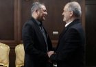 وكالات:وكالة تسنيم: الرئيس الإيراني يلتقي بوزير داخلية باكستان في طهران لبحث تطورات المفاوضات مع أميركا.
