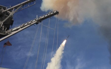 رويترز:‏أعلن الجيش ​الأمريكي أنه شن ‌غارات على مواقع رادار ​إيرانية في ما وصفه ⁠بأنه "عمل دفاعي" ​بعد أن أطلقت ​إيران أربع طائرات مسيرة هجومية باتجاه ​مضيق هرمز