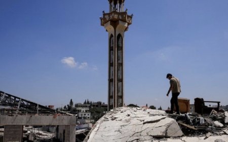 رويترز:‏وجه الرئيس الأمريكي دونالد ترامب انتقادا علنيا نادرا للأساليب العسكرية التي تتبعها إسرائيل في لبنان لاستهداف ‌مقاتلي جماعة حزب الله، قائلا إنه ليس من الضروري قصف مبان سكنية بأكملها لملاحقة المقاتلين.