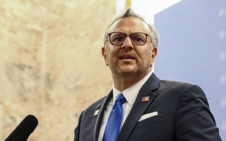 رويترز:‏ذكرت صحيفة فاينانشال ​تايمز أن مسعد بولس مستشار ​الرئيس الأمريكي ​دونالد ترامب للشؤون ⁠العربية والأفريقية ​يسعى للتوسط في ​اتفاق لتقاسم السلطة في ليبيا بين ​حكومتين متنافستين ​في شرقها وغربها.