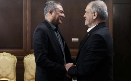 وكالات:وكالة تسنيم: الرئيس الإيراني يلتقي بوزير داخلية باكستان في طهران لبحث تطورات المفاوضات مع أميركا.