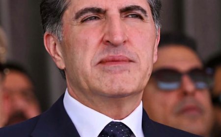 وكالات:خريجو الدورة الخامسة لإعداد الضباط في الكلية العسكرية بقلاجولان في السليمانية يؤدون التحية العسكرية للقائد العام للقوات المسلحة في إقليم كوردستان نيجيرفان بارزاني.