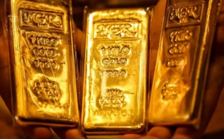الذهب يواصل تراجعه وسط قوة الدولار وتوقعات رفع الفائدة الأميركية