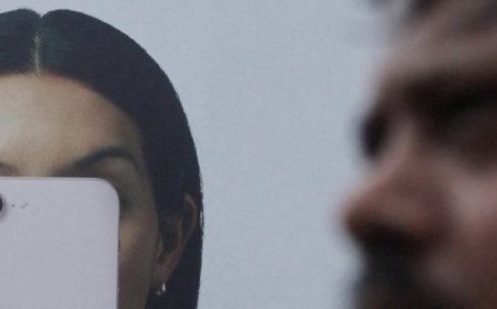 وكالات:‏كشفت وثائق ومصدر أن قوائم حساسة بالمكونات والموردين، بالإضافة إلى صور لطرازات «آيفون 18 برو» المرتقبة من «آبل» كانت ضمن ملفات نشرتها مجموعة برامج فدية على الشبكة المظلمة (دارك ويب)، والتي ​سرقت البيانات من شركة تاتا إلكترونيكس مورد أبل في الهند.