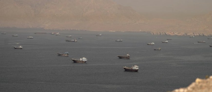 رويترز:‏قال وزير الموانئ والشحن والممرات المائية في الهند سارباناندا سونوال إن ثلاث ناقلات ترفع ‌علم الهند وتحمل أكثر من 860 ألف طن من النفط وعلى متنها 94 فردا ​من طاقمها الهندي عبرت مضيق ​هرمز بأمان وهي في طريقها إلى ⁠الدولة الآسيوية.