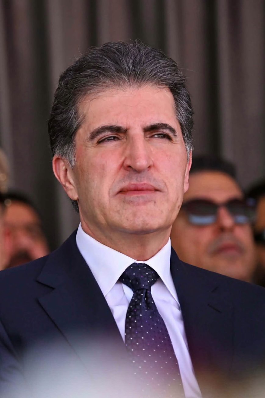 وكالات:خريجو الدورة الخامسة لإعداد الضباط في الكلية العسكرية بقلاجولان في السليمانية يؤدون التحية العسكرية للقائد العام للقوات المسلحة في إقليم كوردستان نيجيرفان بارزاني.