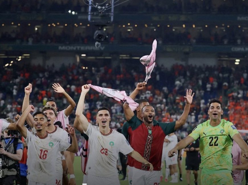 وكالات:‏واصل المنتخب المغربي كتابة التاريخ بعدما أطاح بهولندا من دور 32، وفاز 3-2 بركلات الترجيح، حيث وصل "أسود الأطلس" إلى الوقت الإضافي بعد التعادل 1-1 في اللحظات الأخيرة من الوقت الأصلي، في مباراة ممتعة بكأس العالم 2026 مساء الاثنين في مونتيري بالمكسيك.