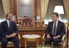 وكالات: ‏ رئيس إقليم كوردستان نيجيرفان بارزاني يستقبل القنصل العام البريطاني بمناسبة انتهاء مهامه في أربيل. وأكدالقنصل البريطاني رغبة بلاده في تعزيز علاقاتها مع إقليم كوردستان.