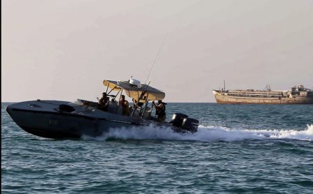 وكالات:‏هيئة بحرية بريطانية: سفينة شحن أطلقت نداء استغاثة يفيد بتعرضها لهجوم من مسلحين مجهولين غربي مدينة الحديدة اليمنية.