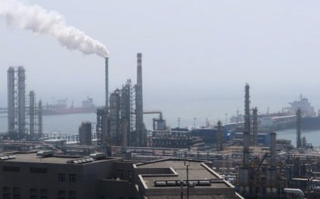 رويترز:‏تتزايد إمدادات النفط الإيراني في البحر منذ أن كثفت طهران صادراتها خلال فترة الاتفاق المؤقت لإنهاء الحرب مع الولايات المتحدة، لكن المبيعات تتباطأ مع تحول شركات التكرير المستقلة في الصين إلى الخام الأرخص من العراق والإمارات وقطر.