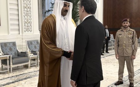 وكالات:رئيس إقليم كوردستان نيجيرفان بارزاني يحظى باستقبال من قبل أمير دولة قطر تميم بن حمد آل ثاني، حيث يتواجد نيجيرفان بارزاني في الدوحة للمشاركة في مراسم عزاء حمد بن خليفة آل ثاني، أمير دولة قطر السابق.