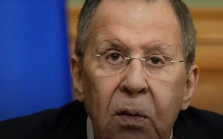 وكالات:وزير الخارجية الروسي سيرغي لافروف يحذّر من أن استمرار أزمة مضيق هرمز يضر بالاقتصاد العالمي ومسارات النقل الدولية ويقول إن المضيق يمثل شرياناً حيوياً للتجارة والطاقة، لكنه لا يعمل بحرية حالياً ويضيف أن إغلاق مضيق باب المندب المحتمل قد يوجه ضربة قوية إلى سوق النفط والتجارة العالمية، وفق ما نقلته وكالتي (تاس) ورويترز.