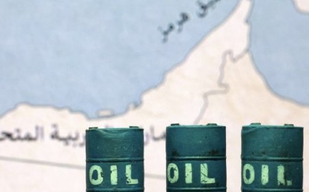 رويترز:‏أعلن الحرس الثوري الإيراني يوم الاثنين ​أن ناقلتي نفط انفجرتا ‌وتعطلتا عن الحركة بعد محاولتهما عبور ما وصفه بأنه ​طريق جنوبي غير ​آمن عبر مضيق هرمز، زاعما ⁠أن الجيش الأمريكي شجعهما ​على استخدام هذا الممر.