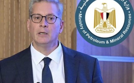 وكالات:‏تعرض منشأة تخزين غاز طبيعي مسال عائمة مملوكة للولايات المتحدة لهجوم بطائرة مسيرة في ميناء دمياط على ساحل البحر الأبيض المتوسط. والوزير كريم بدوي توجه إلى موقع حادث ميناء دمياط لمتابعة الموقف ميدانيًا والتأكد من السيطرة على الوضع وتطبيق إجراءات السلامة. وترمب يقول:  تلقيت إفادة بما جرى في مصر.