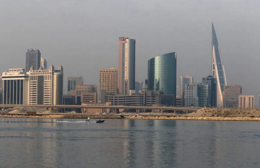 وكالات: أعلنت وزارة الداخلية البحرينية إطلاق صافرات الإنذار الثلاثاء بعد استهداف الولايات المتحدة عشرات المواقع في إيران، ما قد يكون له تبعات على جهود إنهاء الحرب. |