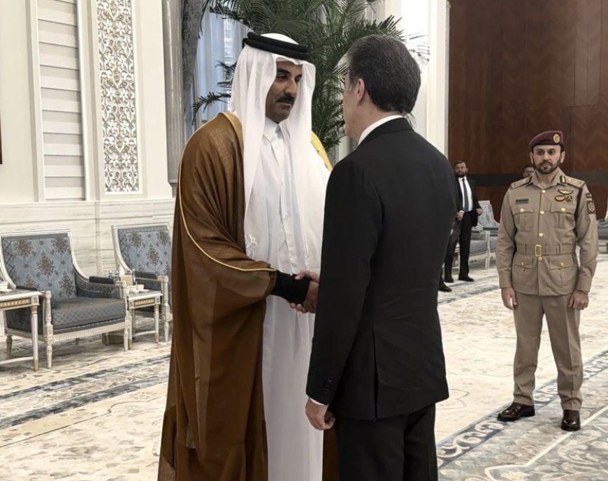 وكالات:رئيس إقليم كوردستان نيجيرفان بارزاني يحظى باستقبال من قبل أمير دولة قطر تميم بن حمد آل ثاني، حيث يتواجد نيجيرفان بارزاني في الدوحة للمشاركة في مراسم عزاء حمد بن خليفة آل ثاني، أمير دولة قطر السابق.