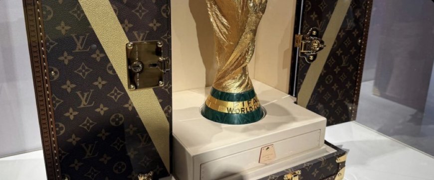 رويترز:‏سيتم نقل كأس العالم في صندوق مصمم خصيصا من دار لوي ​فيتون إلى ملعب نيويورك-نيوجيرزي، حيث عهد مرة أخرى إلى ‌دار الموضة الفرنسية الفاخرة بتصميم حقيبة حمل الجائزة الأعلى مكانة في عالم كرة القدم.