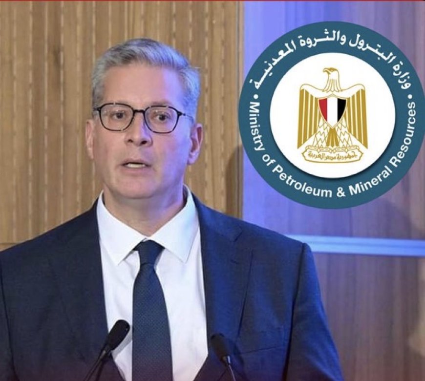 وكالات:‏تعرض منشأة تخزين غاز طبيعي مسال عائمة مملوكة للولايات المتحدة لهجوم بطائرة مسيرة في ميناء دمياط على ساحل البحر الأبيض المتوسط. والوزير كريم بدوي توجه إلى موقع حادث ميناء دمياط لمتابعة الموقف ميدانيًا والتأكد من السيطرة على الوضع وتطبيق إجراءات السلامة. وترمب يقول:  تلقيت إفادة بما جرى في مصر.