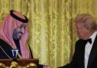 وكالات:‏ذكرت وكالة الأنباء السعودية الرسمية أن ولي العهد الأمير محمد بن سلمان شدد في اتصال هاتفي مع الرئيس الأمريكي دونالد ترامب على "ضرورة تغليب لغة الحوار لخفض التصعيد وعلى أهمية بذل كافة الجهود الممكنة لتحقيق التهدئة" في أزمة الشرق الأوسط.
