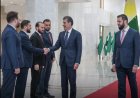 وكالات:رئيس إقليم كردستان العراق نيجيرفان بارزاني، يؤكد الاثنين، أن سوريا تقف اليوم أمام فرصة تاريخية للتعافي وإعادة البناء والازدهار، معرباً عن ثقته برؤية الرئيس أحمد الشرع، وإيمانه بأن سوريا قادرة، في ظل قيادته، على المضي نحو مزيد من الاستقرار.