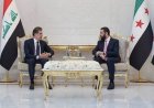 وكالات:المتحدث باسم رئاسة إقليم كوردستان، دلشاد شهاب، يكشف تفاصيل زيارة رئيس الإقليم نيجيرفان بارزاني إلى العاصمة السورية دمشق، مؤكداً أن الزيارة جاءت بدعوة رسمية من الرئيس السوري أحمد الشرع، وشهدت عقد اجتماع أولي أعقبه لقاء ثنائي بين الجانبين لبحث ملفات سياسية وأمنية واقتصادية ذات اهتمام مشترك.