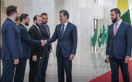 وكالات:رئيس إقليم كردستان العراق نيجيرفان بارزاني، يؤكد الاثنين، أن سوريا تقف اليوم أمام فرصة تاريخية للتعافي وإعادة البناء والازدهار، معرباً عن ثقته برؤية الرئيس أحمد الشرع، وإيمانه بأن سوريا قادرة، في ظل قيادته، على المضي نحو مزيد من الاستقرار.
