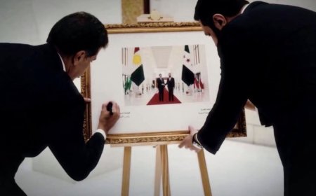 وكالات: في جو ودي نيجيرفان بارزاني واحمد الشرع يوقعان سويا على صورة لقائهما.
