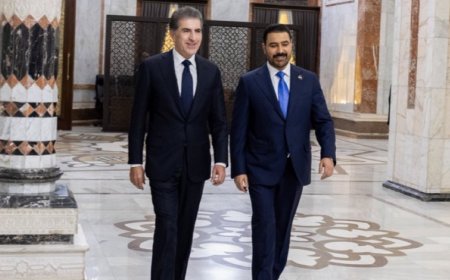 وكالات:‏رئيس الوزراء العراقي علي الزيدي يستقبل بحفاوة رئيس إقليم كوردستان نيجيرفان بارزاني الذي وصل إلى بغداد امس للمشاركة في اجتماع ائتلاف إدارة الدولة.
