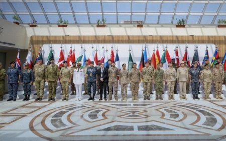 وكالات:‏أعلنت السعودية، انضمام 13 دولة رسمياً إلى التحالف البحري الدفاعي متعدد الجنسيات، بما يمثل الانطلاقة الفعلية له. وذكرت وزارة الدفاع السعودية، في بيان نشرته على منصة "إكس"، أن اجتماع التخطيط الثالث للتحالف البحري الدفاعي متعدد الجنسيات، عُقد في قيادة الأسطول الغربي بمدينة جدة، بمشاركة ممثلين عن 39 دولة، في خطوة رئيسية نحو تفعيل التحالف.