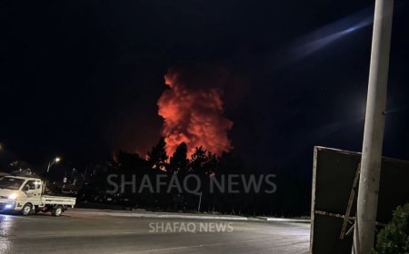 وكالات:أفاد مراسلون في أربيل، فجر اليوم الجمعة، بسماع دوي خمسة انفجارات متتالية قوية في المدينة.  وقالوا إن الأصوات سُمعت في عدة أحياء ضمن مدينة أربيل دون معرفة ما إذا كانت هجمات بطائرات مسيرة أم صواريخ أم غير ذلك  وأشاروا إلى أنه لم يتم التعرف ما إذا كانت الانفجارات تسببت بوفيات أو إصابات بشرية ولا حجم الخسائر المادية.