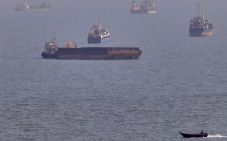 وكالات:أفاد موقع «أكسيوس»، نقلا عن ثلاثة مسؤولين أميركيين، بأن نحو 16 مليون برميل من النفط خرجت من مضيق هرمز عبر الممر الجنوبي ليلة الجمعة، كما عبرت نحو 40 ناقلة نفط إلى داخل مضيق هرمز وخارجه، وفقا لما نقلته وكالة بلومبرغ للأنباء.