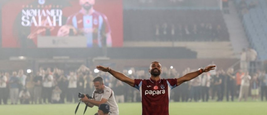 رويترز:‏ترقبت الجماهير الخطوة التالية لمحمد صلاح بعد رحيله المفاجئ عن ليفربول بنهاية الموسم الماضي. ورغم تردد أنباء عن انتقاله إلى الدوري السعودي لكرة القدم للمحترفين، فاجأ قائد منتخب مصر الجماهير باختياره الانضمام إلى طرابزون سبور التركي.