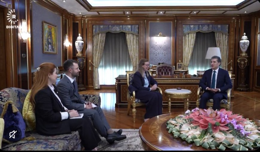 وكالات:‏رحب رئيس إقليم كوردستان نيجيرفان بارزاني بالقنصل العام الجديد لبريطانيا في إقليم كوردستان، هولي فير، آملاً لها النجاح والتوفيق في منصبها الجديد  ‏وأبدى نيجيرفان بارزاني خلال استقباله هولي فير، دعم إقليم كوردستان لمهامها بغية تطوير العلاقات بين بريطانيا وإقليم كوردستان