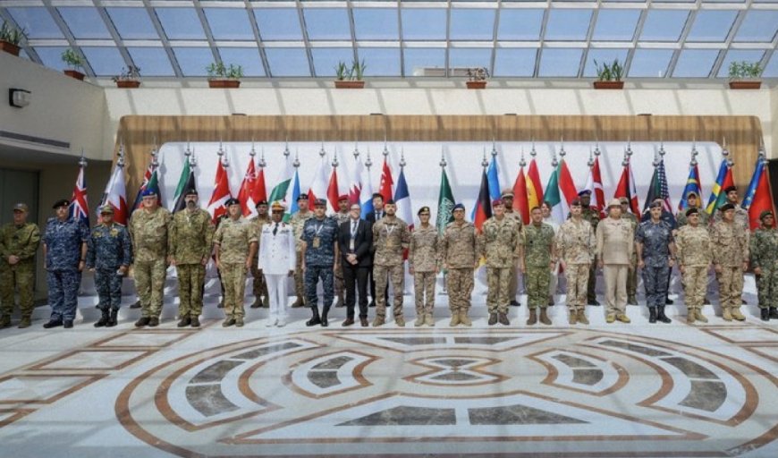 وكالات:‏أعلنت السعودية، انضمام 13 دولة رسمياً إلى التحالف البحري الدفاعي متعدد الجنسيات، بما يمثل الانطلاقة الفعلية له. وذكرت وزارة الدفاع السعودية، في بيان نشرته على منصة "إكس"، أن اجتماع التخطيط الثالث للتحالف البحري الدفاعي متعدد الجنسيات، عُقد في قيادة الأسطول الغربي بمدينة جدة، بمشاركة ممثلين عن 39 دولة، في خطوة رئيسية نحو تفعيل التحالف.